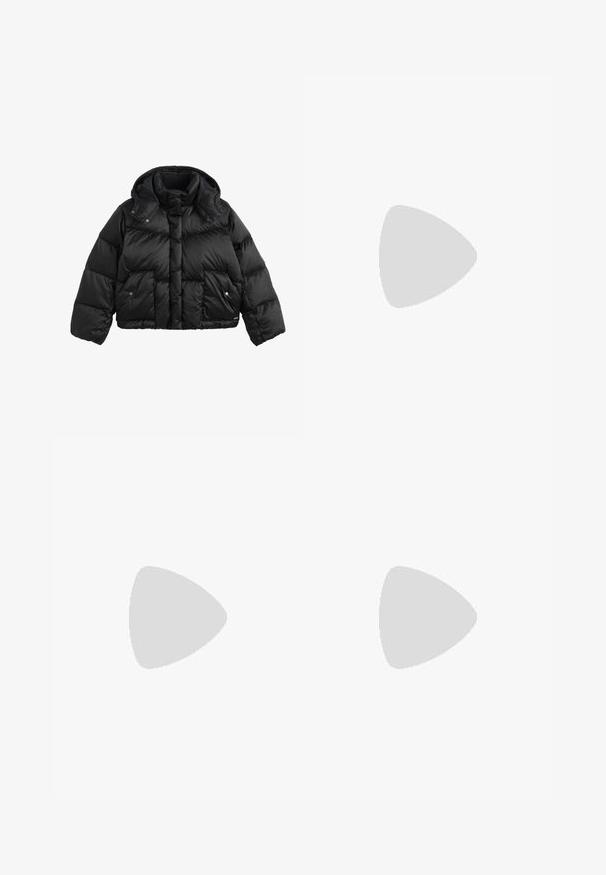 Musta lyhyt puffertakki, jossa on korkea kaulus, irrotettava huppu, nepparilla suljettavat läpällä varustetut taskut ja tikatut saumat hihoissa ja vartalossa.; Valkoinen puuvillainen t-paita lyhyillä puffihihnoilla, joissa on pieniä hopeisia koristeita hihojen varrella. Klassinen pyöreä kaula-aukko, rento malli.; Mustat leveälahkeiset farkut, joissa on vetoketjufrunti, viisi-taskuinen muotoilu ja hienovaraiset ompelusyyt. Sileä pinta ja rento tyyli.; Pitkä musta nahkasaapas, jossa on paksu musta pohja ja ruskea yksityiskohta kannassa, sivunäkemys vaaleanharmaalla taustalla.