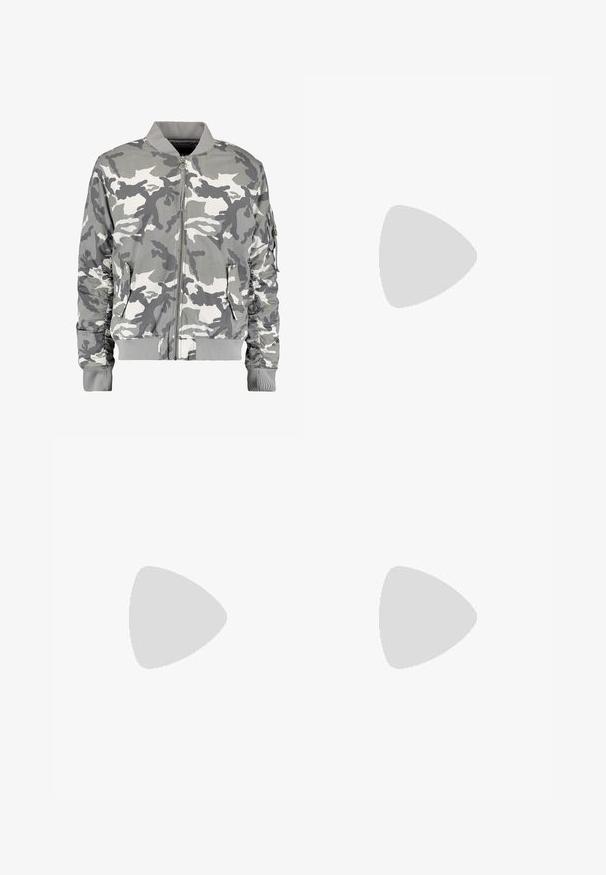 Kamufliažinė bomber striukė pilkos ir baltos spalvos atspalviais, su užtrauktuku priekyje, gumine apykakle ir šoninėmis kišenėmis su sutrauktomis rankovėmis.; Juodas medvilninis marškinėliai trumpomis rankovėmis. Priekyje yra žalias „ROOTS“ logotipas, apvalus iškirpimas ir standartinė prigludimo forma.; Juodi krovinių tipo džinsai, pagaminti iš tvirto audinio, su keliais kišeniais, mygtuko uždarymu ir siauru, prigludusiu dizainu su siaurėjančiomis kojomis.; Odiniai sportbačiai juodos ir kreminės spalvų schemoje, su perforuotais akcentais, paminkštinta apykakle ir tekstūruotu padu.