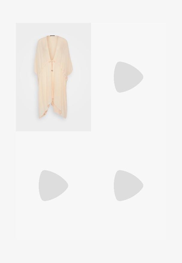 Kimono-stil pokrivač u breskvastoj boji, lagana tkanina, V-izrez, pojas s vezicom, draperijske rukave, glatka tekstura i opušten silueta.; Bijela uska majica od rebrastog materijala s kratkim rukavima i nabranim detaljima sa strane za teksturu i oblik.; Bijele hlače širokih nogavica napravljene od lagane tkanine. Imaju elastičan pojas s ušicom i bočne džepove. Glatka tekstura.; Bež tenisice s tamnozelenim prugama, gumeni potplat, gornji dio od antilopa i tekstila, te neutralni dodaci, uparene s smešnim čarapama na svijetloplavoj površini.