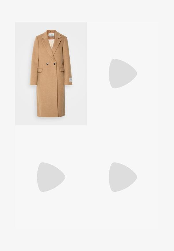 Scotch & Soda SINGLE BREASTED HERRINGBONE COAT - Klassisk kåpe / frakk - tabacco melange; Svart langermet strikkegenser med høy hals. Har ribbestruktur og tettsittende mansjetter som gir en strukturert silhuett.; Sorte høye bukser med bred beinvidde, med frontfold og et stoffbelte med en rund spenne. Glatt tekstur og skreddersydd design.; Brune suedet støvlett med elastiske sidepaneler, rund tå, 4 cm blokkhelt og bakre dragflik. Glatt tekstur med sømdetaljer.