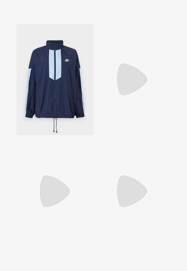 Mornarska jakna s laganim plavim detaljima, visokim ovratnikom, punim prednjim patentnim zatvaračem i elastičnim manžetama. Nikeov logo istaknut na prsima.; Crna majica kratkih rukava od mekanog materijala. Ima klasični okrugli izrez i opušteni kroj. Bez vidljivih uzoraka ili akcenta.; Mornarsko plave trenirke od mekog materijala, s elastičnom strukom i vezicom, elastičnim rukavima i malim bijelim logotipom.; Svijetloplave tenisice sa srebrnim detaljima, teksturirani gornji dio, ulošak za udobnost i vidljiva zračna jedinica. Uparene s bijelim rebrastim čarapama.