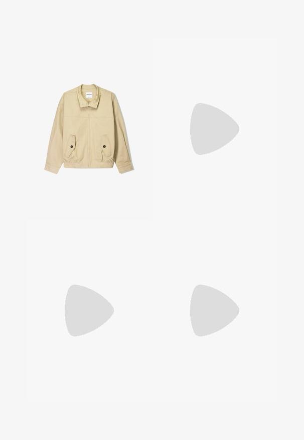 Beige Jacke mit Reißverschluss vorne, Kragen, elastischem Saum und zwei Klapptaschen. Hergestellt aus glattem Stoff mit leicht strukturierter Oberfläche.; Weißes, enganliegendes Oberteil aus geripptem Stoff mit kurzen Ärmeln und gerafften Details an den Seiten für Textur und Form.; Weiße weit geschnittene Hose aus leichtem Stoff. Mit einem elastischen Bund und Kordelzug sowie Seitentaschen. Glatte Textur.; Hellrosa Wildleder-Sneaker mit weißen Streifen und Schnürsenkeln, ausgestattet mit einer strukturierten Zunge und einer Gummisohle, auf einem blauen Teppich platziert.