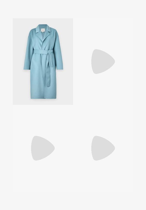 Abrigo envolvente de lana azul claro con cuello de muesca, mangas largas, cinturón de lazo y un acabado de tela texturizada.; Suéter de cuello alto color beige claro, fabricado con una tela suave. Presenta un corte relajado, dobladillos y puños acanalados, y mangas largas. Diseño minimalista.; Pantalones negros de pierna ancha hechos de una tela suave. Presentan una cintura con cinturón y pliegues en la parte delantera. Textura suave con un diseño limpio y contemporáneo.; Mules de cuero negro con punta afilada y tacón bajo y cuadrado. Textura suave con un diseño elegante. Parte trasera abierta con detalles mínimos.