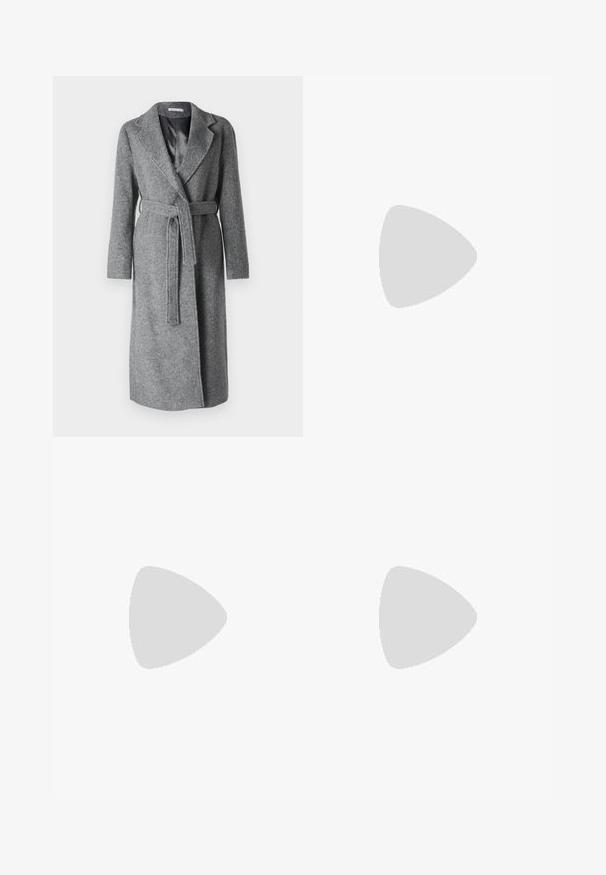 Cappotto avvolgente grigio in lana con collo a scialle, maniche lunghe e cintura in tessuto. Fodera interna liscia e design di mezza lunghezza per una maggiore copertura.; Top a maniche corte in maglia blu chiaro con texture a righe verticali e scollatura rotonda. Il tessuto presenta dettagli sottili con orlo aderente.; Pantaloni neri realizzati in tessuto morbido, caratterizzati da vita alta, gambe larghe, pince frontali e classiche passanti per cintura. Non ci sono tasche laterali visibili.; Stivale alla caviglia in pelle nera con un design elegante, punta affusolata e tacco alto a blocco. Presenta una texture liscia e dettagli di cucitura minimalisti.