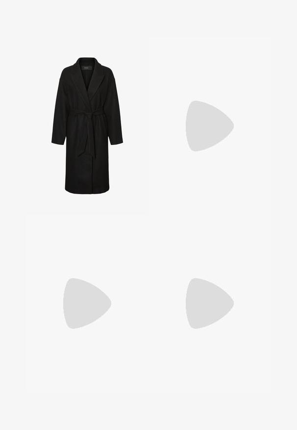 Cappotto nero realizzato in tessuto testurizzato, dotato di collare a scialle, maniche lunghe e cintura in vita per la chiusura. Progettato con una silhouette dritta.; Maglia a maniche lunghe bianca a collo alto realizzata in tessuto morbido ed elastico. Presenta un colletto alto e un design aderente, senza motivi o decorazioni visibili.; Jeans a gamba larga di colore azzurro chiaro realizzati in denim, con vita alta, design a cinque tasche e leggera scoloritura per un aspetto vissuto.; Sneakers platform bianchi realizzati in materiale sintetico liscio, con punta arrotondata, design con lacci e suola in gomma texture. Accento nero nel tallone.