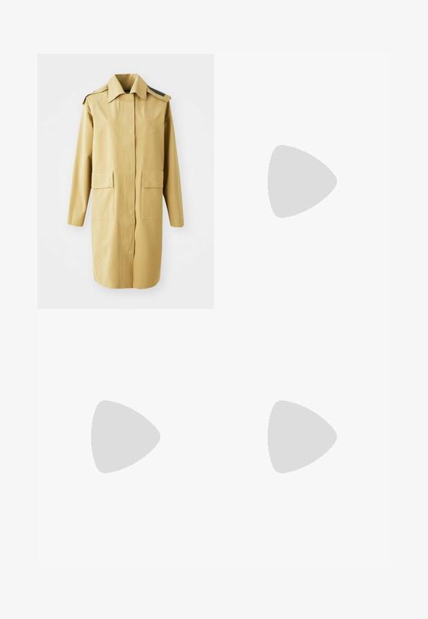 Manteau long couleur kaki clair en matériau lisse, doté d'un col classique, de deux poches avant et de fermetures à boutons. Accentué par des détails aux épaules.; T-shirt en coton blanc avec un col rond et des manches courtes. Présente un petit logo Nike noir sur la poitrine. Design simple et épuré.; Pantalons larges gris clair en tissu lisse. Comprend une taille élastique et un logo Nike noir sur le côté gauche.; Baskets en cuir blanc avec des accents dorés, dotées d'un bout perforé, de lacets plats et d'une semelle en caoutchouc épaisse avec le logo "AIR" sur le côté.