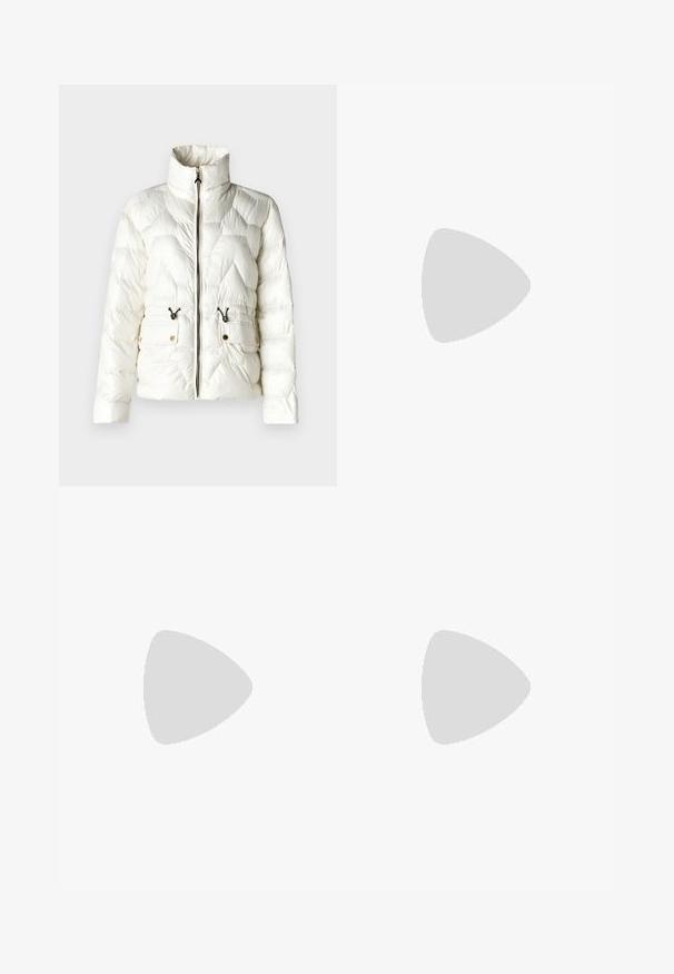 Patrizia Pepe JACKET - Winterjacke - pearlish white; Schwarzes T-Shirt mit kurzen Ärmeln aus Baumwolle. Mit einem weißen Grafikdesign auf der Brust, das den Text "KARL" und eine stilisierte Figur zeigt. Rundhalsausschnitt.; Schwarze maßgeschneiderte Hosen mit hohem Bund, die vordere Falten, eine glatte Textur und schmal zulaufende Beine für eine figurbetonte Silhouette aufweisen.; Schwarze Lederkniehohe Stiefel mit einer spitzen Zehe, quadratischem Absatz mit metallic Akzent und einer Schlaufendetail oben. Glatte Textur.; Schwarze gefaltete Handtasche aus Kunstleder mit abnehmbarem Trageriemen, rechteckiger Form und glatter Textur. Verfügt über ein Logo-Plakette auf der Vorderseite.