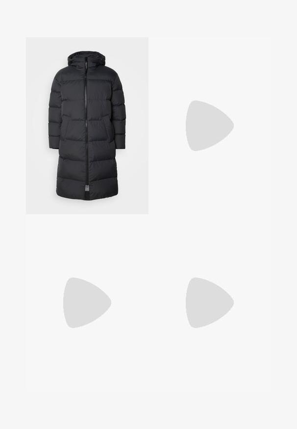 Svart puffjacka med huva, featuring en framdragkedja, horisontellt quiltade sektioner och två sidofickor, tillverkad av vattentåligt material.; Svart polotröja gjord av mjukt material, med långa ärmar och en åtsittande passform. Ribbat avslut vid fåll och ärmslut. Enkelt mönster.; Ljusgrå byxor med en slät yta, platt fram och raka ben. Tillverkade av ett andningsbart tyg, med interna fickor och bälteshällor.; Svart läder snörsko med rund tå, slät yta, minimal söm och låg gummihäl. Logotyp på hälen.