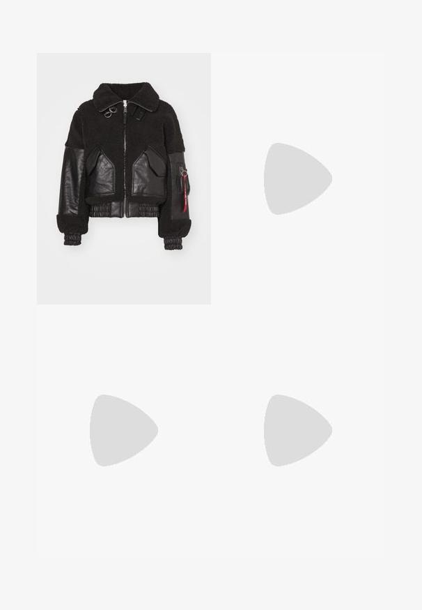 Giubbotto bomber nero con corpo in shearling peloso e maniche in pelle, chiusura con zip, tasche zip e polsini ed orlo elasticizzati.; Top corto grigio senza maniche realizzato in morbido tessuto, con scollatura tonda e un piccolo logo bianco Adidas sul petto.; Pantaloni neri elasticizzati con un design aderente, caratterizzati da una texture liscia, un taglio dritto e piccole cerniere laterali all'orlo.; Stivali moon neri con finitura lucida, punta arrotondata, parte superiore imbottita e suola testurizzata. Presentano lacci e branding in rilievo sul lato.