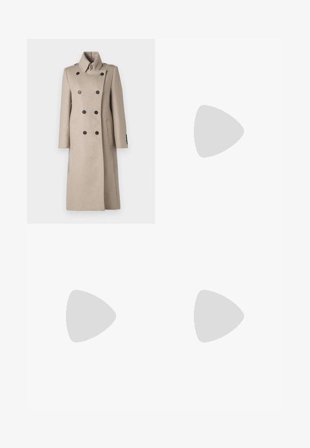 Cappotto doppio petto beige in misto lana, con colletto alto, bottoni neri, taglio dritto e tasche laterali per un look strutturato.; Camicia bianca a maniche lunghe con bottone in un morbido mix di cotone. Presenta un colletto classico, chiusura frontale con bottoni e polsini arrotondati.; Gonna mini in finta pelle marrone con una vita ampia, fibbia quadrata e due tasche laterali con zip. Texture liscia e lucida.; Mule in pelle nera con punta affilata e tacco basso a blocco. Texture liscia con un design elegante. Retro aperto con dettagli minimi.