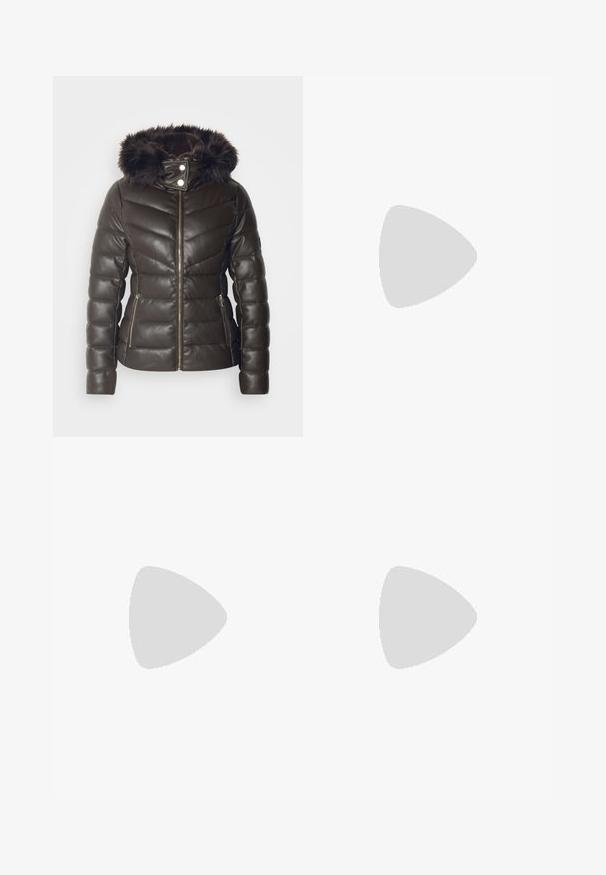 Morgan GKIDIA - Vinterjakker - chocolat; Brun cropped top lavet af blødt stof, med et shirr-design, justerbare stropper og ruflede kanter med sorte accenter.; Sort nederdel med grønt blomstermønster, med bølgende kanter og frynser. Fremstillet af letvægtsstof, som giver en flydende silhuet.; Brune ruskinds platform støvler med elastiske sidepaneler og orange trækstropper, parret med en knælang lys denimnederdel på et trægulv.