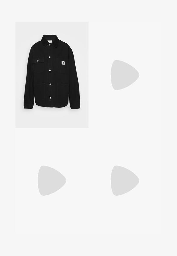 Fekete dzseki strapabíró anyagból, galléros nyakkal, patentgombokkal, két mellzsebbel és logójal a bal zsebben.; Fekete pamut póló rövid ujjakkal, bal mellkason egy kis rózsaszín pillangó grafikával. Kerek nyakú kialakítás, laza fazonnal.; Világoskék, magas derekú, bő szárú farmernadrág, elülső gombbal és cipzárral, elülső és hátsó zsebekkel, fehér háttérrel.; Fekete bőr platform cipők vaskos blokk sarkakkal, kerek orral és hagyományos fűzős kialakítással. Simára csiszolt felület és minimális részletezés jellemzi.