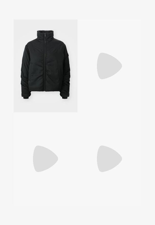 Svart pakket jakke med høy krage, glidelås lukking, lange ermer og to frontlommer. Glatt tekstur, kort design uten mønstre.; Lyseblå bomulls t-skjorte med korte ermer, rund hals og subtilt brodert 'Calvin Klein' logo foran.; Lyseblå denimjeans med høy livlinje, vide ben, to sidelommer og plisserte detaljer. Myk tekstur med en falmet finish.; Beige blokk-høydesandaler med tynne stropper og firkantet tå. Glatt materiale med minimale detaljer, designet for enkel bruk.