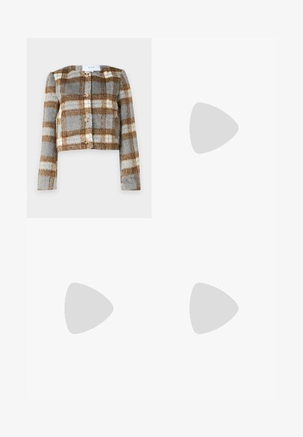 Szürke, barna és fehér kockás mintával ellátott cropped dzseki. Texturált anyagból készült, az elején öt gombbal. Hosszú ujjak.; Fekete garbónyakú, hosszú ujjú felső, bordás anyagból készült, testhez álló fazonnal, magas nyakkal, minták és díszítések nélkül.; Sötétkék farmernadrág egyenes lábbal, elülső zsebekkel, kontrasztöltéssel és enyhén kopott textúrával a lábakon.; Fekete bőr mokaszin lekerekített orral, slip-on kialakítással és finom varrás részletekkel a felsőrészen. Lapos gumitalp.