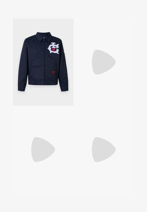 Icecream WORK - Ľahká bunda - navy; Biely bavlnený tričko s okrúhlym výstrihom, krátkymi rukávmi a voľným strihom. Má značkovú etiketu s nápisom "WEEKDAY" na výstrihu.; Široké tmavé denims nohavice s kontrastným bielym prešívaním, piatimi vreckami a zapínaním na gombík. Vyznačujú sa vysokým pásom.; Modré semišové tenisky s bielymi pruhmi a textom "Gazelle". Obsahuje základňu z gumovej gumy a texturované detaily na hornej časti. Klasický dizajn.