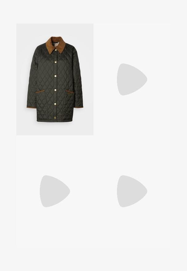 Casaco acolchoado verde com um colarinho de veludo cotelê castanho, botões de pressão dourados e bolsos com detalhes castanhos. Nome da marca bordado no bolso.; T-shirt branca de manga curta feita de algodão com um design de gola redonda. Textura suave e corte reto, sem padrões ou acentos.; Jeans pretos com corte reto, feitos de denim. Apresentam bolsos frontais, fecho com botão e costura em contraste.; Botas de tornozelo em couro preto com painéis laterais elásticos, biqueira arredondada e salto robusto em bloco. Textura suave com um design minimalista.