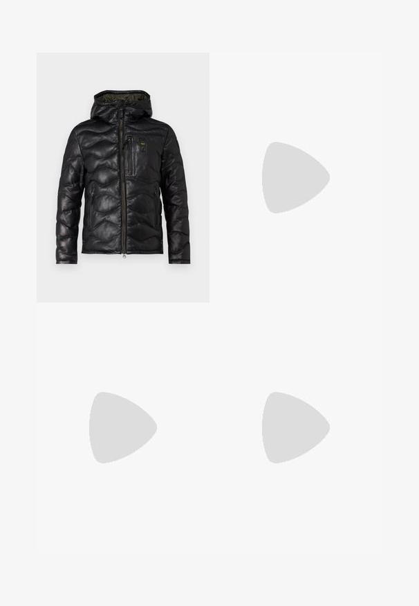Blauer DROHAN - Vinterjakker - black; Sort kortærmet T-shirt lavet af en glat bomuldsblanding, med en rund halsudskæring og et minimalistisk design uden mønstre eller accenter.; Sorte joggebukser lavet af glat stof. Har en elastisk talje med snor, tætsiddende ben og ingen synlige lommer. Enkel design.; Sort lavt top lædersneaker med sorte snørebånd og off-white sål vist i sideprofil på hvid baggrund.