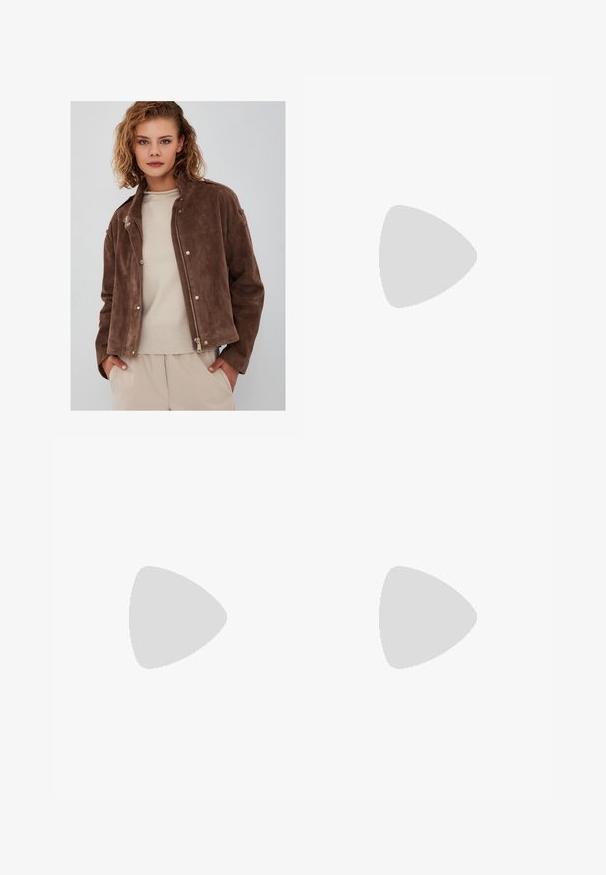 Bruine suède jas met een rits aan de voorkant, een opstaande kraag en drukknopen. Gecombineerd met een lichtbeige sweater eronder.; Witte T-shirt met korte mouwen, ronde hals, gemaakt van zacht, glad katoen, met een rechte zoom en minimale details. Eenvoudig en veelzijdig ontwerp.; Brede broek in olijfgroen stof, met een knoopsluiting, voorzakken en een gladde, iets gestructureerde oppervlakte.; Grijze canvas sneaker met witte rubberen zool, zwarte streep en metalen oogjes. Kenmerkt zich door een ronde neus, low-top ontwerp en textiele stof.; Schildpadvormige zonnebril met ovale lenzen, bruin getint, dunne armen met een gestructureerd patroon, lichtgewicht kunststof frame.