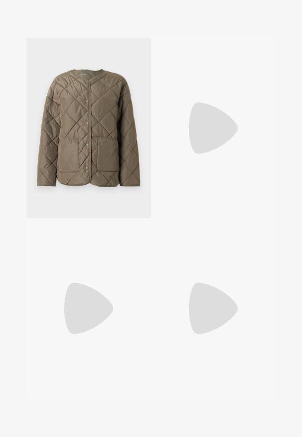 Pikowana, oliwkowa kurtka puchowa z okrągłym dekoltem, z przodu zapinana na napy oraz z dwiema dużymi kieszeniami naszytymi z przodu.; Czarny, oversize t-shirt z grafiką niedźwiedzia i napisem „NIE UROCZY, ALE DZIKI” w grubej, białej czcionce. Materiał bawełniany.; Jasnoniebieskie, wysokiej talii dżinsy wykonane z denimu. Posiadają szerokie nogawki, dwa podarte miejsca na kolanach oraz klasyczne pięć kieszeni.; Białe wysokie trampki z płótna z czarną gumową podeszwą, przednim czubkiem z gumy i sześcioma dziurkami na sznurowadła, charakteryzujące się prostym, minimalistycznym designem.