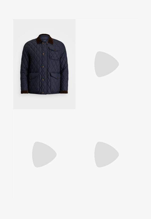 Tumesinine tikandiga jope pruunist korduroyst kraest, nööbid ja neli eesmist taskut, ning soonikkoes varrukad. Omab rombikujulist mustrit.; Valge nööpidega särk helesiniste vertikaalsete triipudega, pikkade varrukatega, nööpidega krae ja väike broderiit logo vasakul rinnal.; Hele kreemjad, mugavad püksid pehmest kangast. Omavad elastset vöökohta stringiga ning kitsenevat jala disaini.; Valged tennisekad beežide aktsentidega, siledast nahast pealagi, ümar varvas ja kummist kummine tallaosa, musta kannatugedega ning peene brändimisega.