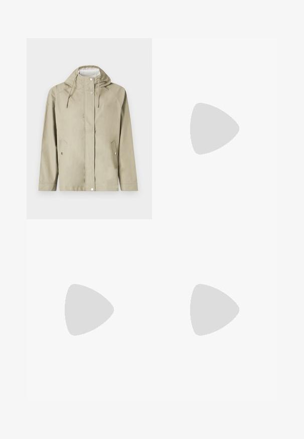 Veste imperméable beige clair avec capuche, boutons-pression, deux poches avant et cordons de serrage réglables. Texture lisse, design minimaliste.; T-shirt noir oversize avec un graphique d'un ours et le texte « PAS MIGNON MAIS SAUVAGE » en lettres blanches, en gras. Matériau en coton.; Jeans en denim bleu clair à taille haute. Présentent des jambes larges, deux zones déchirées aux genoux et un style classique à cinq poches.; Baskets montantes en toile blanche avec semelle en caoutchouc noir, capuchon en caoutchouc à l'avant, et six œillets pour les lacets, présentant un design épuré et minimaliste.