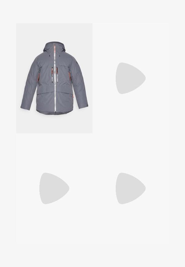 Izolowana szara kurtka z kapturem, wyposażona w czarne i pomarańczowe kieszenie zapinane na zamek, z pełnym zapięciem z przodu oraz regulowanymi mankietami. Materiał wodoodporny.; Szara bawełniana koszulka z krótkim rękawem, okrągłym dekoltem i czarnym logo nadrukowanym na górnej lewej piersi. Miękka faktura i luźny krój.; Czarne spodenki sportowe wykonane z lekkiego materiału, z elastycznym pasem na sznurek, bocznymi kieszeniami i zwężanymi mankietami przy kostkach.; Czarne buty do biegania w terenie z teksturowaną cholewką, gumową podeszwą i wzmocnionym noskiem. Posiadają wyściełany kołnierz oraz uchwyt do łatwego zakładania.