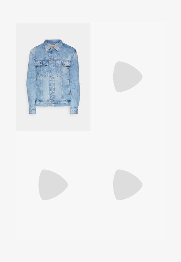 Φωτεινό μπλε τζάκετ από τζιν με πιεσμένο πέτο, δύο μπροστινές τσέπες και κουμπιά. Διαθέτει ελαφρώς ξεθωριασμένη υφή και κλασικό σχέδιο.; Μαύρο βαμβακερό t-shirt με κοντά μανίκια, στρογγυλή λαιμόκοψη και μικρό πράσινο λογότυπο στην αριστερή τσέπη του στήθους. Απλός σχεδιασμός, κανονική εφαρμογή.; Μαύρο παντελόνι από ύφασμα με βαμβακερό μίγμα, με ίσια γραμμή, ελαστική μέση με κουμπί και χωρίς ορατά σχέδια ή διακοσμητικά.; Μαύρη σουέτ μποτάκι ankle με κορδόνια, με θηλιά και υφασμένο πάτο, διαθέτοντας μικρό ανάγλυφο λογότυπο κροκόδειλου στο πλάι.