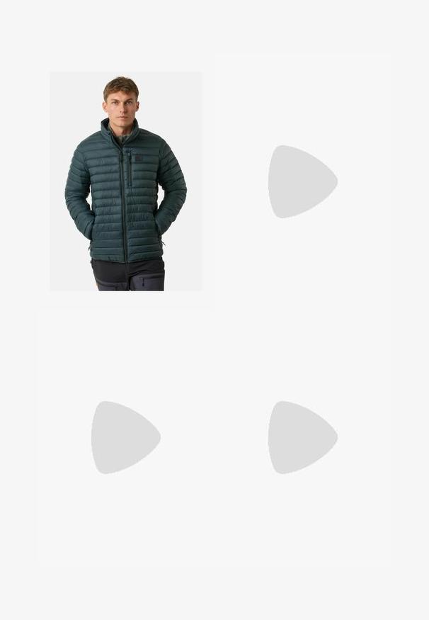 Ciemnozielona puchowa kurtka z poziomym pikowaniem, wysokim kołnierzem, zamek błyskawiczny z przodu i kieszenią na piersi. Lekka i gładka w dotyku.; Biała, długa koszulka sportowa z długim rękawem, wykonana z elastycznego materiału, z okrągłym dekoltem i czarnym logo Adidas na piersi.; Czarne spodnie cargo z elastycznym paskiem, dwoma kieszeniami na zamek oraz lekkim, gładkim materiałem.; Wysokie trampki ze szarej skóry z teksturowanym wykończeniem, czapka z czarnej gumy na palcach i szare sznurówki. Posiadają pętelkę na pięcie.