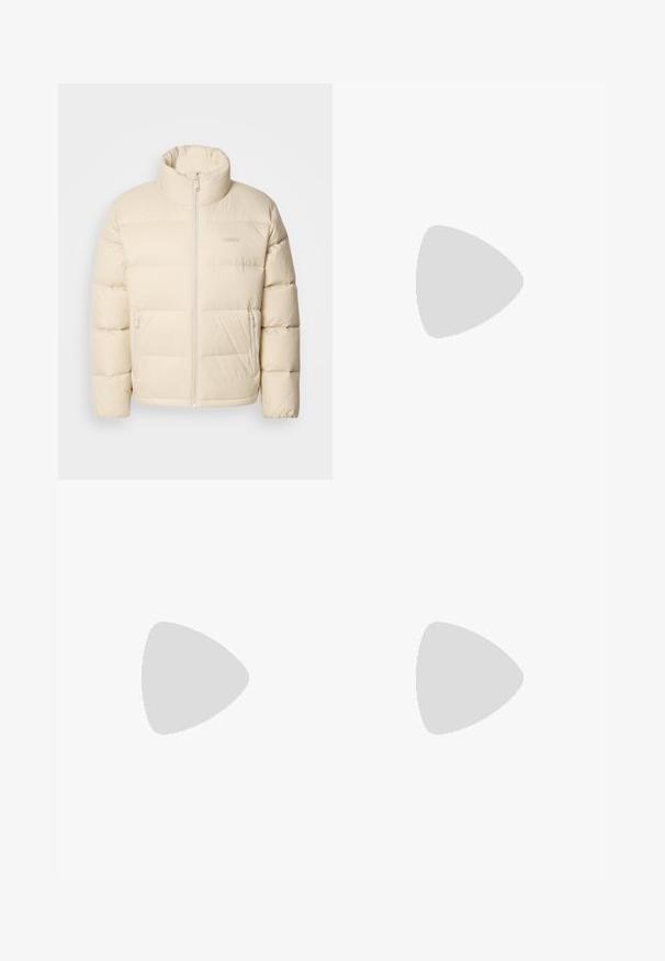 Beige puffjakke med høj krave, lynlåslukning og to sidelommer. Har en quiltet design og en blød, glat tekstur.; Langærmet crewneck skjorte i off-white stof med en glat tekstur. Subtil logo detalje på brystet, lige kant og bløde manchetter.; Mørkeblå lige ben denim jeans med diskret falmning på lårene og en knaplukning ved taljen, præsenteret på en hvid baggrund.; Sort lave sneakers med hvid sål og hæltap, snørebånd fortil, og Calvin Klein-logo på siden.