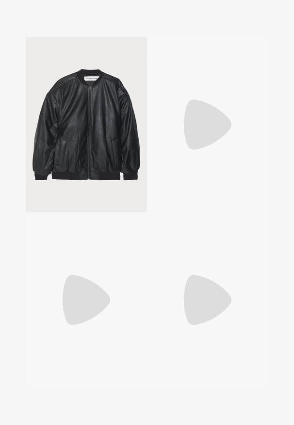 DESIGNERS REMIX MAYA JACKET - Bomber bunda - black; Bílý pletený top s krátkým rukávem a kulatým výstřihem, s hladkou strukturou a jemnými ribovými akcenty na rukávech a lemu.; WEEKEND MaxMara ECUBA - Šortky - white; Černé lakované sandály s širokým podpatkem, otevřenou špičkou a řemínkem kolem kotníku se zlatou sponou. Hladký povrch a elegantní design.