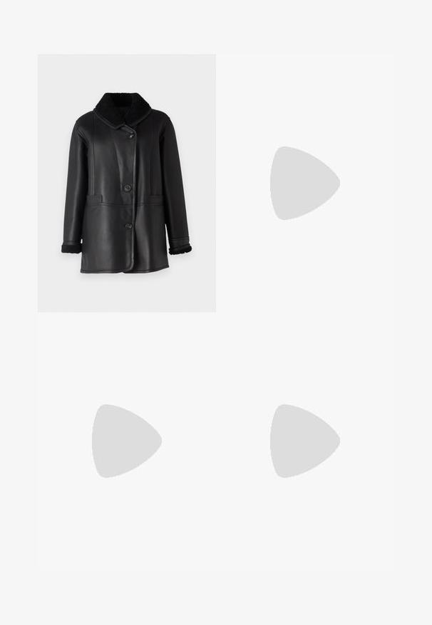 STUDIO ID NAPPA COAT - Ādas jaka - black silky; Melnas garām piedurknēm turtlenecks džemperis ar ribotām aprocēm un apakšmali, attēlots uz vienkārša balta fona.; Melnas platas bikses ar augsto jostasvietu, izgatavotas no elastīga auduma. Satur vertikālas šuvju detaļas priekšpusē un gludu tekstūru.; Melnas ādas potītes zābaki ar norādītu pirkstu un elegantu dizainu. Iezīmē zemu papēdi un rāvējslēdzēja aizdari aizmugurē. Gluda tekstūra.