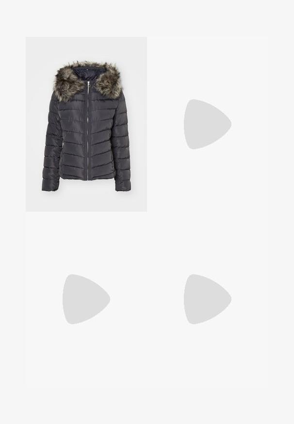 Giacca a vento nera con cappuccio in pelliccia sintetica, zip frontale e design trapuntato. Presenta tasche laterali e una silhouette aderente.; T-shirt bianco in cotone con maniche corte a sbuffo, caratterizzato da piccoli dettagli argento lungo le maniche. Collo rotondo classico, vestibilità comoda.; Jeans svasati di un blu chiaro, realizzati in denim, con vita alta, cinque tasche e chiusura a un bottone. Morbido al tatto con una finitura scolorita.; Stivale lungo in pelle nera con suola piatta robusta e tacco a blocco, dotato di linguetta e battistrada testurizzato sulla suola.