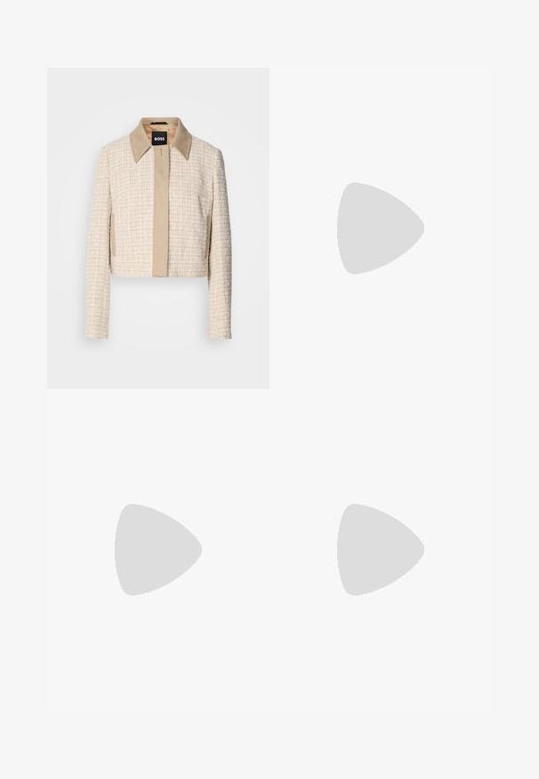 Κοντό σακάκι σε ανοιχτό μπεζ τουίδ με λείο μπεζ γιακά, διαθέτοντας απλή μπροστινή κλείσιμο και υφή υφαντής σχεδίασης.; Λευκό κοντομάνικο μπλουζάκι, φαρδιές κοντές μανίκες, μαλακό βαμβακερό υλικό, στρογγυλή λαιμόκοψη με διακριτική πορτοκαλί λεπτομέρεια, μινιμαλιστικός σχεδιασμός, χωρίς σχέδια ή γραφικά.; Κρεμ χρώματος παντελόνι με ψηλή μέση, φτιαγμένο από υφασμάτινο υλικό με υφή. Διαθέτει κλείσιμο με κουμπί μπροστά και φαρδιά πόδια.; Μπεζ σουέτ ψηλοτάκουνα παπούτσια με λεπτή μύτη και χοντρό τετράγωνο τακούνι. Το υλικό έχει απαλή υφή με ομαλή φινίρισμα.