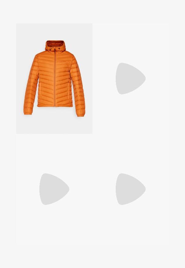 Orange vadderad jacka med huva, med en främre dragkedja, kilstickning och elastiska ärmmuddar. Lättviktig med en slät yta.; Ljusgrå t-shirt med långa ärmar gjord av mjukt, texturerat tyg. Har en rund hals och en liten blå Patagonia-logotyp på bröstet.; Lätta, grå träningsbyxor med svarta detaljer. Elastisk midja, dragsko stängning, tapered design och sidofickor.; Columbia PEAKFREAK ROAM - Hikingskor - everblue/dark grey