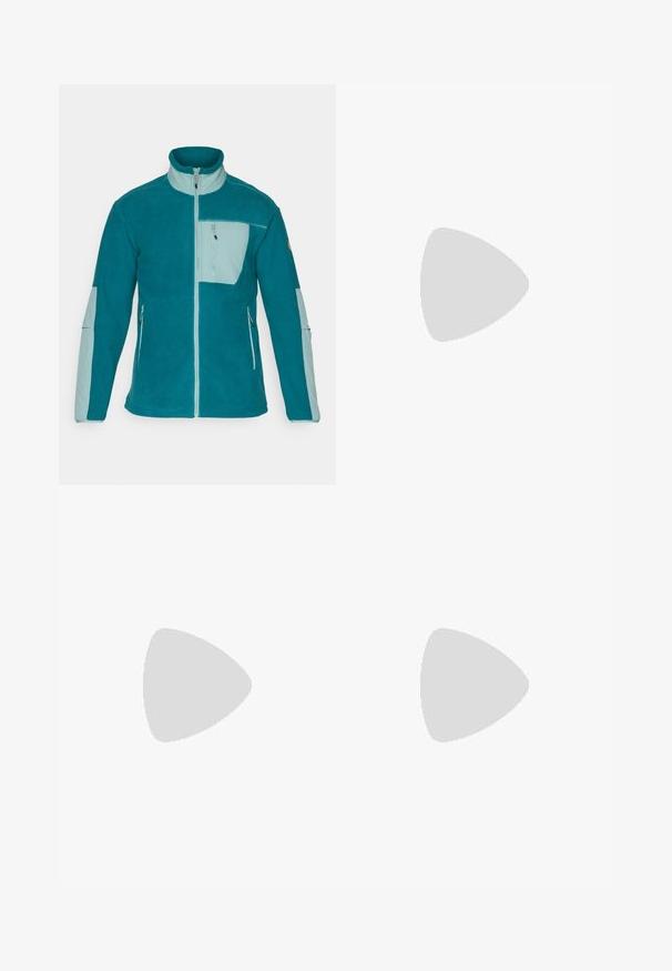 Chaqueta de forro polar en color teal y azul claro, con cuello alto, cierre completo, tres bolsillos con cremallera y tejido texturizado para mayor calor.; Camiseta negra de manga corta, hecha de algodón, con un cuello redondo y un pequeño logo blanco en la parte superior izquierda del pecho.; Pantalones deportivos negros hechos de un tejido ligero, con una cinturilla ajustable, bolsillos laterales y puños ajustados en los tobillos.; Zapatilla de trail running negra con upper texturizado, suela de goma y puntera reforzada. Presenta un collar acolchado y una lengüeta para poner y quitar fácilmente.