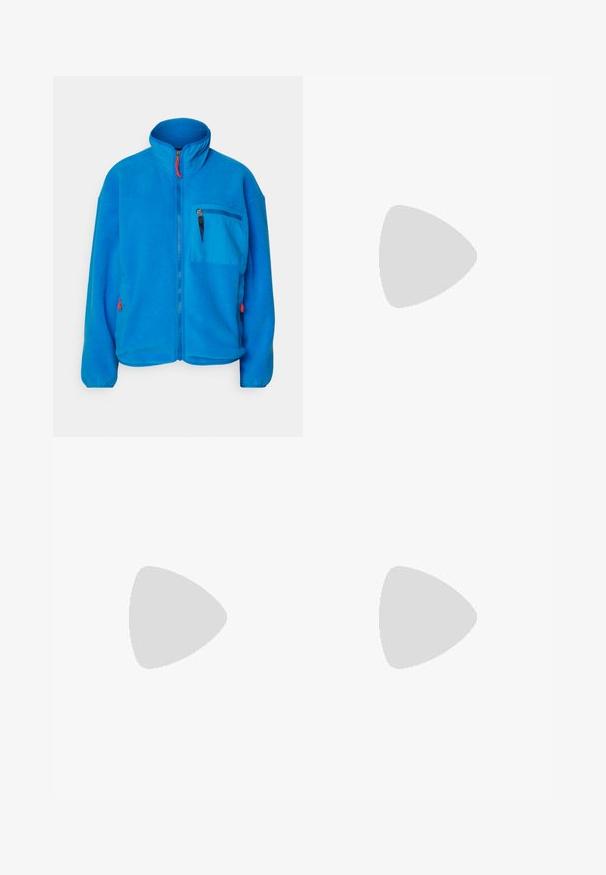 Patagonia Fliisjakk - vessel blue; Mustmust värvi puuvillane T-särk, millel on suur valge "THE NORTH FACE" logo ja kaarene aksent. Lühikesed varrukad ja ümmargune kaelus, sile tekstuur.; Mustad must outdoor püksid, valmistatud vastupidavast materjalist, millel on mugav lõige, elastne vöökoht ja reguleeritavad varrukaotsad.; Must must sneaker, mille pehme ülemine osa ja tekstuuriga disain. Omab valgete täppidega vahekihti, paksu musta tallaga ja peegeldavaid paelu.