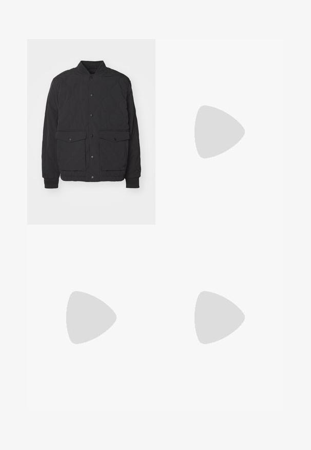 Jachetă neagră matlasată cu guler în picioare, închidere frontală cu capse și două buzunare mari cu clapetă. Prezintă manșete ribbate și material texturat.; Tricou din bumbac de culoare albastru marin, cu mâneci scurte și decolteu rotund. Prezentând un mic logo alb în zona stângă a pieptului. Textură moale.; Jeans din denim bleu deschis, cu o croială lejeră, talie medie și picioare drepte. Au cinci buzunare, bucle pentru curea și închidere cu nasture.; Adidași crem cu detalii perforate, șireturi și logo pe lateral, expuși pe un fundal alb simplu.