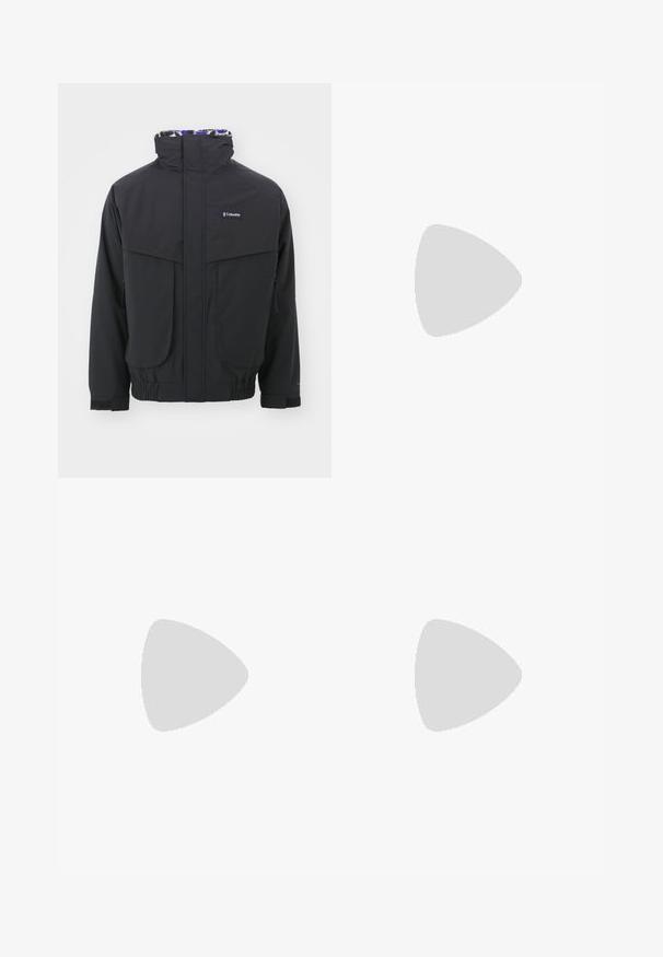 Giacca nera da esterno con colletto alto, tasche sul petto doppie e polsini elastici. Foderata con pile a motivo nel colletto.; T-shirt nera in tessuto liscio con scollatura a girocollo, caratterizzata da tre strisce verdi sulle spalle e un piccolo logo verde sul petto.; Pantaloni da allenamento neri con elastico in vita, dotati di bande laterali bianche e un piccolo logo. Il materiale sembra morbido e leggero.; Sneaker in suede nero con dettagli gialli, dotato di tre strisce e una suola in gomma marrone. Include una linguetta imbottita per il comfort.