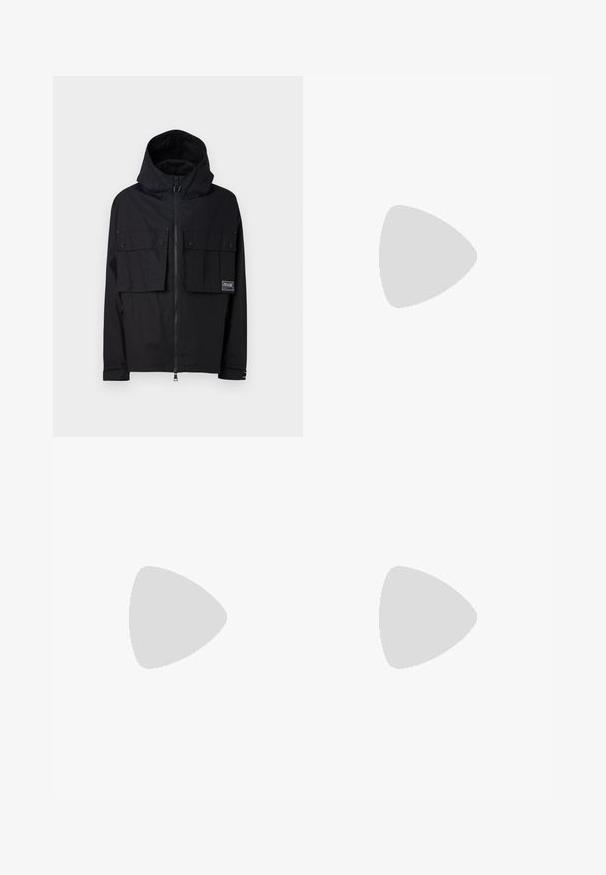 Must matte must jacket, kapuutsiga, lukuga ees, kahe suure rinna-taskuga ja logotäpiga. Omab mugavat lõiget ja reguleeritavaid mansette.; Mustmust värvi puuvillane T-särk lühikeste varrukatega, mille esiküljel on suur valge kiri "VERSACE JEANS COUTURE". Klassikaline ümarkaelus.; Mustad mustriga püksid elastse vöökoha, nööridega sulgemise ja reguleeritavate sääreotstega, millel on lukud. Sile ja läikiv tekstuur.; Mustad nahast spordijalatsid valgete aktsentidega, ümmargune logode Detail, perforatsiooniga varbaosa ja kontrastne tallaosa. Omab valgeid paelu ja brändimist.