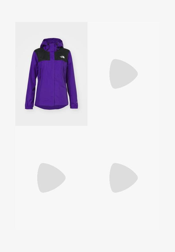 The North Face ANTORA   fioletowy; Biała bawełniana koszulka z okrągłym dekoltem, krótkimi rękawami i czarnym logo Nike nadrukowanym na środku klatki piersiowej. Prosty i klasyczny design.; Granatowe dżinsy dzwony z wysokim stanem, z pięcioma kieszeniami, zapięciem na guzik oraz widocznymi przeszyciami wzdłuż szwów.; Białe skórzane sneakersy z perforowanym czubkiem, teksturowaną podeszwą i białymi sznurowadłami, w połączeniu z szerokimi czerwonymi spodniami na niebiesko-żółtym tle.