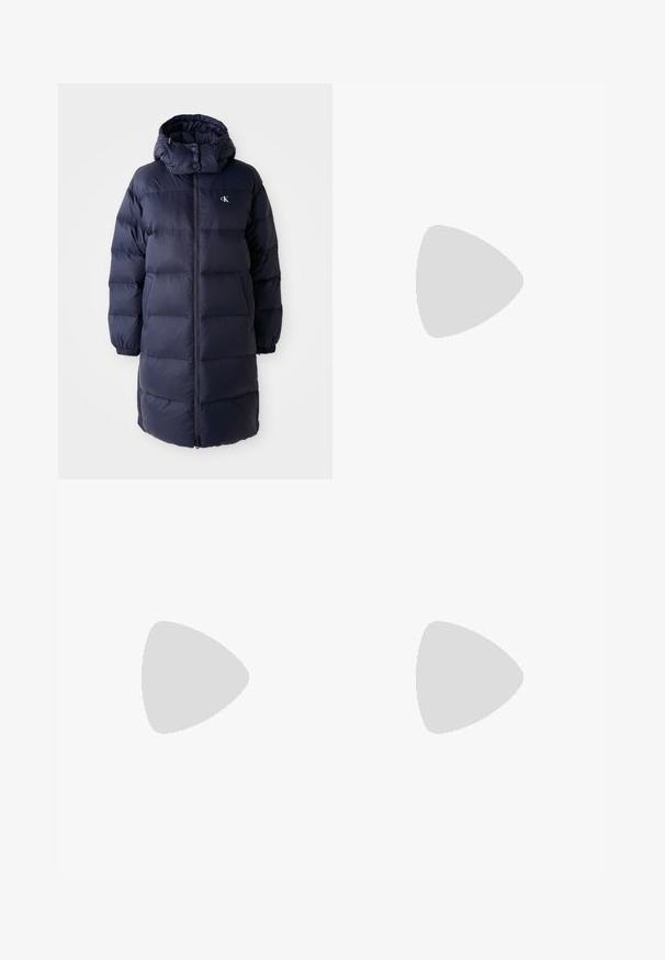 Marinblå puffjacka med hög krage, långa ärmar och dragkedja framtill. Har vadderade sektioner och en logotyp på bröstet. Slät textur.; Svart bomulls T-shirt med rund nacke, korta ärmar och blå broderad "Calvin Klein JEANS" logotyp på framsidan.; Svarta högmidjade utsvängda jeans i denim, med knappknäppning, bältesöglor och sidofickor. Slät textur med minimal urtvättning.; Svarta läderloafers med rund tå, tjockt strukturerat såle och minimala sömnadsdetaljer. Snygg design utan synliga snören eller beslag.