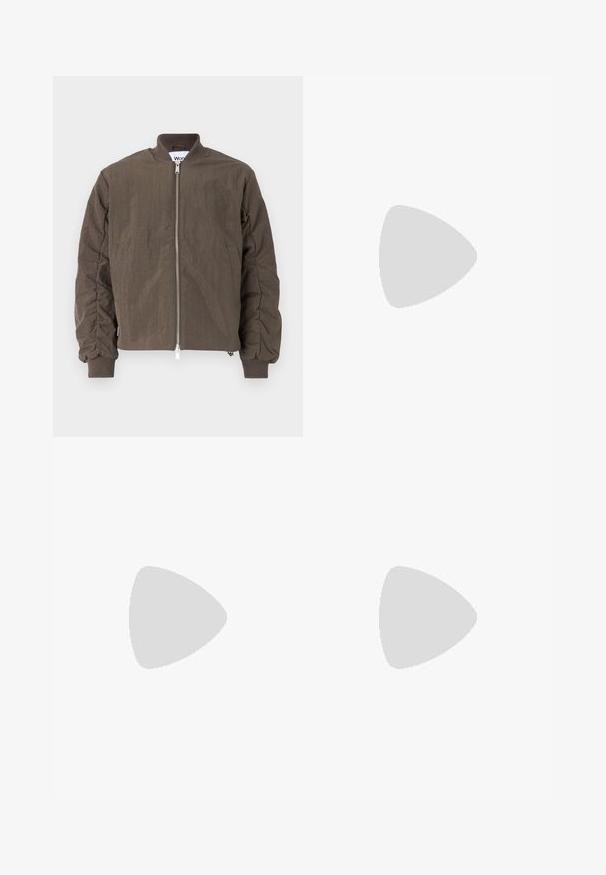 Won Hundred ZAIN - Bombertakki - black olive; Harmaa puuvillapaita, jossa on lyhyet hihat ja pieni beige logo-teksti vasemmassa rintakohdassa. Pyöreä kaula-aukko ja rento malli.; Levelederg blå jeans laget av denim med en falmet finish. Har fem lommer, glidelås foran og rett snitt.; Valkoiset ja mustat tennarit, joissa on sileä nahkapäällinen, tekstuuriakcentit ja paksu valkoinen pohja. Varustettu klassisella nauhakiinnityksellä.