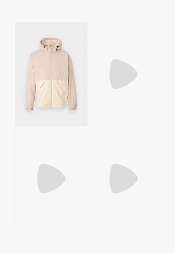 Beige lichtgewicht jack met een capuchon, met een tweeëndelige ontwerp met een crèmekleurig onderste gedeelte, elastische manchetten en een voorrits.; Witte katoenen T-shirt met korte mouwen, ronde hals en een klein zwart logo op de linkerborst. Zachte textuur en standaard pasvorm.; Carhartt WIP STANTON PANT - Cargobroek - off-white; Witte sportieve schoenen met textuuroverlays, een dikke zool en grijze accenten. Draag ze met witte crew-sokken en groene shorts op een blauwe ondergrond.