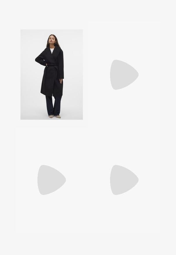 Vero Moda VMANNE BERGEN  - Cappotto classico - black; T-shirt bianco a maniche corte con una vestibilità rilassata e una texture smock in vita. Realizzato in tessuto morbido e leggero.; Pantaloni neri a gamba larga con cintura arricciata, dotati di due tasche laterali e un tessuto liscio e leggero. Nessun motivo visibile o parti metalliche.; Sandali neri con piattaforma, suole chunky e tassellate, dotati di molteplici cinturini, con fibbie in metallo e un texture simile alla pelle liscia.