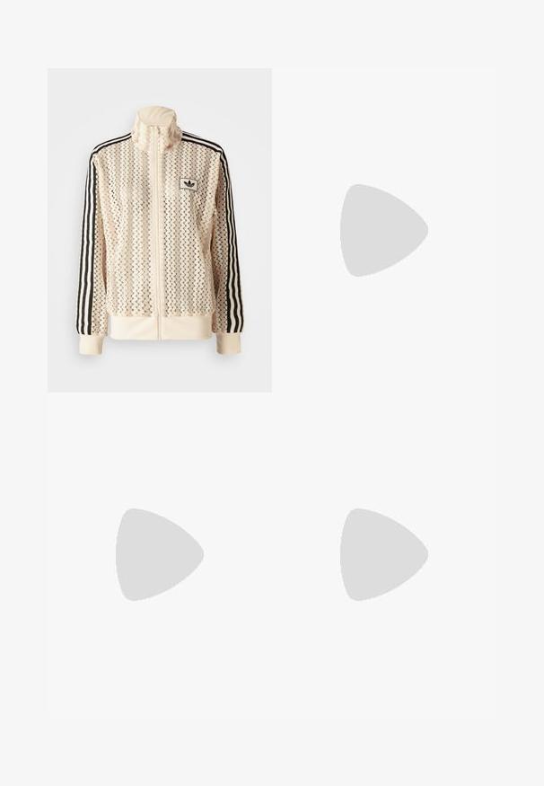 Helle, zip-up Jacke mit einem Zickzack-Mesh-Muster. Verfügt über schwarze Streifen an den Ärmeln und ein gesticktes Logo auf der Brust.; Weißes Baumwoll-T-Shirt mit einem schwarzen Rippenkragen, kurzen Ärmeln, schwarzen Streifen-Akzenten und einem gelben Smiley-Gesicht, das auf der Brust gestickt ist.; Cremfarbene, weit geschnittene Hosen mit einem Zickzackmuster, ausgestattet mit einem schwarzen Logo-Bund und seitlichen schwarzen Streifen. Leichter, strukturierter Stoff.; Helle beige Sportschuh mit einem Obermaterial aus Mesh, drei Streifen und einer strukturierten Gummisohle. Verfügt über eine abgerundete Zehenpartie und minimalistisches Design.