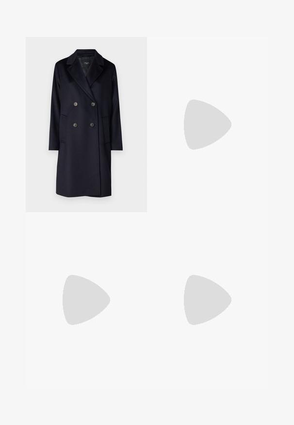 WEEKEND MaxMara ZUM - Mantel - blu; Bruine geribde turtleneck sweater van een gestructureerde stof met metallic accenten, met lange mouwen en een aansluitend ontwerp.; Donker denim midi-rok met een vooropening, twee grote zijzakken, koperen stiksels en een tailleband met een knopen sluiting.; Zwarte leren instapper met een stevige rubberen zool, witte stiksels en gegolfde details op de wreef. Glad oppervlak en glanzende afwerking.