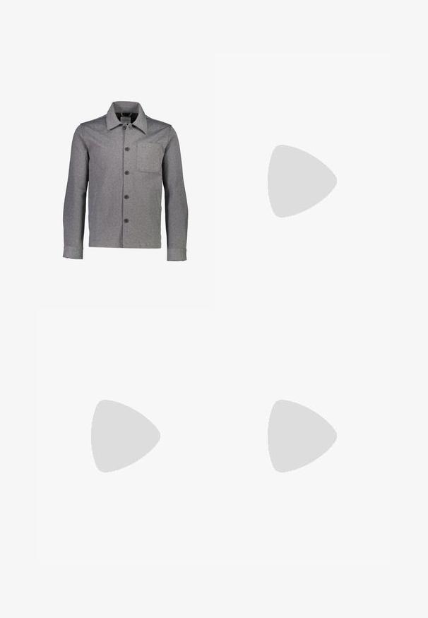Graue button-up Jacke mit Kragen, ausgestattet mit einer einzelnen Brusttasche und schwarzen Knöpfen. Hergestellt aus strukturiertem Stoff.; Weißes Langarmshirt aus Baumwollstoff. Mit spitzem Kragen, Knopfverschluss und einfachen Manschetten. Minimalistisches Design ohne Muster.; Weit geschnittene Hosen aus dunkelgrauem Stoff. Merkmale sind Falten an der Taille, ein maßgeschneiderter Schnitt und eine gerade Silhouette.; Schwarze Leder-Chelsea-Stiefel mit elastischen Seitenpaneelen, abgerundeter Zehenpartie, Ziehschlaufe, weißer Naht an der Sohle und strukturiertem Gummiaußensohle.