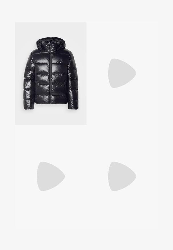 Giacca a vento nera imbottita con una texture lucida e trapuntata, dotata di cappuccio, chiusura con zip e polsini elastici per calore e comfort.; T-shirt verde in cotone con maniche corte, colletto rotondo, che presenta un grande logo CK bianco sul petto e il testo "Calvin Klein EST 1968".; Jeans in denim blu scuro con un design a gamba dritta, dotati di chiusura con bottoni, cinque tasche e dettagli di cucitura a contrasto.; Sneaker beige con un mix di materiali in suede e tela, dotata di lacci, punta rotonda, suola con texture e logo del brand discreto sul lato.