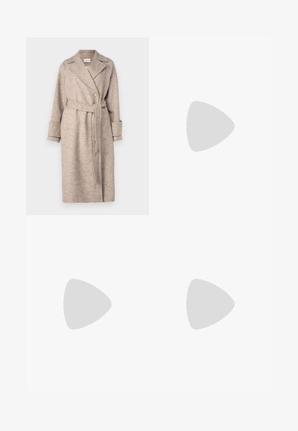 Cappotto esterno beige, con texture, colletto a revers, chiusura con un solo bottone, cintura in vita e maniche lunghe con polsini.; Maglietta nera a maniche corte in cotone morbido, con scollo rotondo e una texture liscia e uniforme, caratterizzata da un design minimale.; Jeans di denim a gamba larga in blu scuro, con vita alta, spacchi all'orlo e design classico a cinque tasche con chiusura a bottone metallico.; Stivali neri in pelle fino alla caviglia con punta affilata e tacco a blocco, abbinati a pantaloni argentati lucidi, che mostrano texture eleganti e colori a contrasto.; Nanushka JEN - Borsa a mano - black