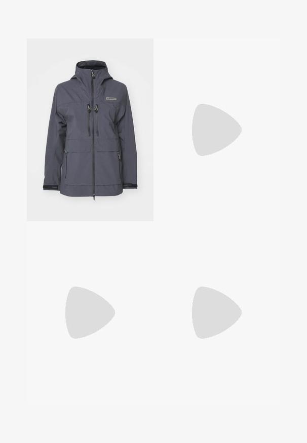 Temno siva vodoodporna jakna s kapuco, z zadrgo na prsnih žepih in nastavljivimi manšetami. Narejena iz trpežnega materiala za zunanjo uporabo.; The North Face FLEX SHORT SLEEVES TEE - Športne majice - black; Črne zunanje hlače iz trpežnega materiala. Imajo žepke na zadrgo, ojačane kolenske dele in ravno krojeno zasnovo za prosto gibanje.; Črne pohodne čevlje z teksturirano zgornjim delom, vezalnim zapiranjem in masivnim gumijastim podplatom, ki ima opazen logotip na strani in vzorce profila.